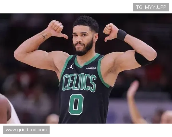 布朗无球切入牵制防守，较以往更拉开塔图姆单打空间